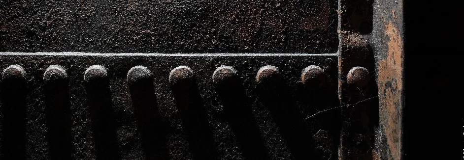 Rostige Nieten auf Metallplatte